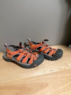 KEEN Newport H2 sandals in an orange and gray colorway 6.5